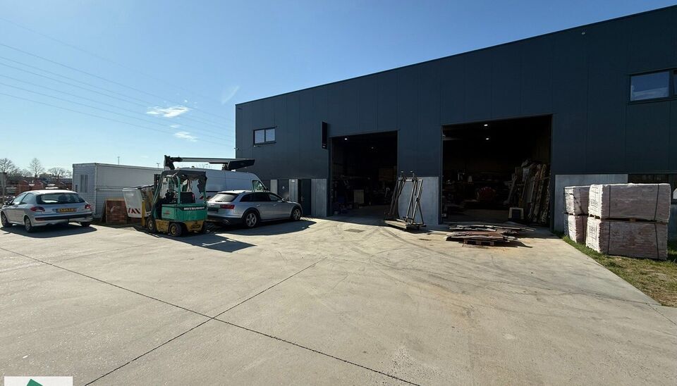 Dit magazijn heeft een oppervlakte van 436m&sup2; en heeft 2 parkeerplaatsen voor het gebouw. Het is gelegen op een uitstekende locatie naast de R4 en kan gebruikt worden als opslagruimte en/of atelierruimte.
Het ge&iuml;soleerd magazijn is opgebouwd uit een staa