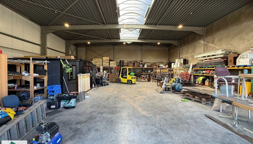 Dit magazijn heeft een oppervlakte van 436m&sup2; en heeft 2 parkeerplaatsen voor het gebouw. Het is gelegen op een uitstekende locatie naast de R4 en kan gebruikt worden als opslagruimte en/of atelierruimte.
Het ge&iuml;soleerd magazijn is opgebouwd uit een staa