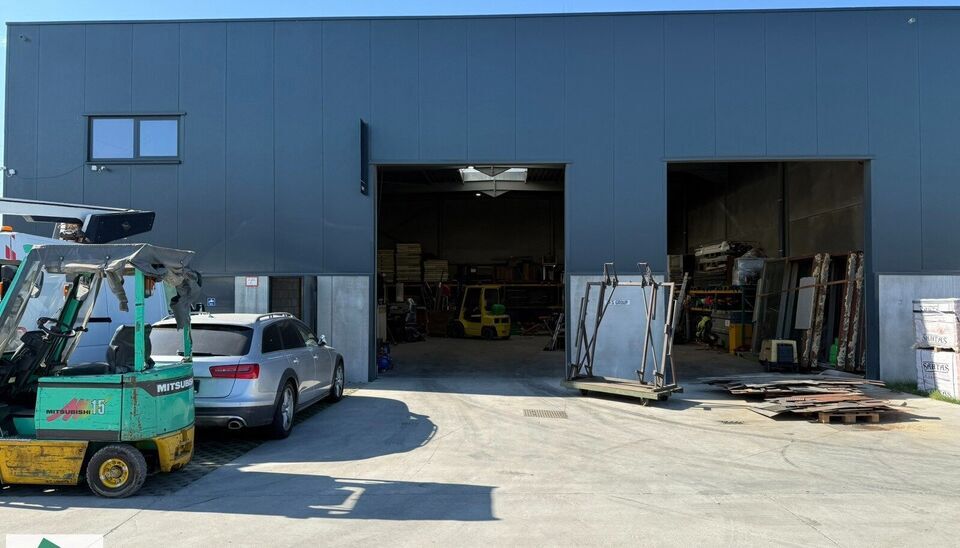 Dit magazijn heeft een oppervlakte van 436m&sup2; en heeft 2 parkeerplaatsen voor het gebouw. Het is gelegen op een uitstekende locatie naast de R4 en kan gebruikt worden als opslagruimte en/of atelierruimte.
Het ge&iuml;soleerd magazijn is opgebouwd uit een staa