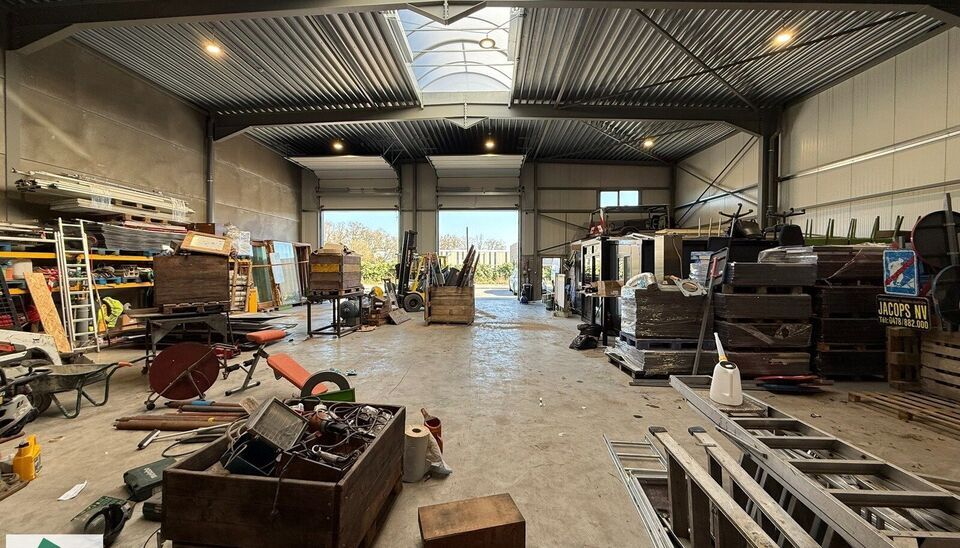 Dit magazijn heeft een oppervlakte van 436m&sup2; en heeft 2 parkeerplaatsen voor het gebouw. Het is gelegen op een uitstekende locatie naast de R4 en kan gebruikt worden als opslagruimte en/of atelierruimte.
Het ge&iuml;soleerd magazijn is opgebouwd uit een staa