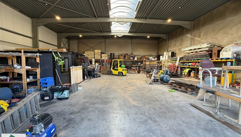 Dit magazijn heeft een oppervlakte van 436m&sup2; en heeft 2 parkeerplaatsen voor het gebouw. Het is gelegen op een uitstekende locatie naast de R4 en kan gebruikt worden als opslagruimte en/of atelierruimte.
Het ge&iuml;soleerd magazijn is opgebouwd uit een staa