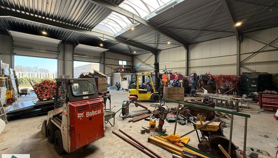 Dit magazijn heeft een oppervlakte van 436m&sup2; en heeft 2 parkeerplaatsen voor het gebouw. Het is gelegen op een uitstekende locatie naast de R4 en kan gebruikt worden als opslagruimte en/of atelierruimte.
Het ge&iuml;soleerd magazijn is opgebouwd uit een staa