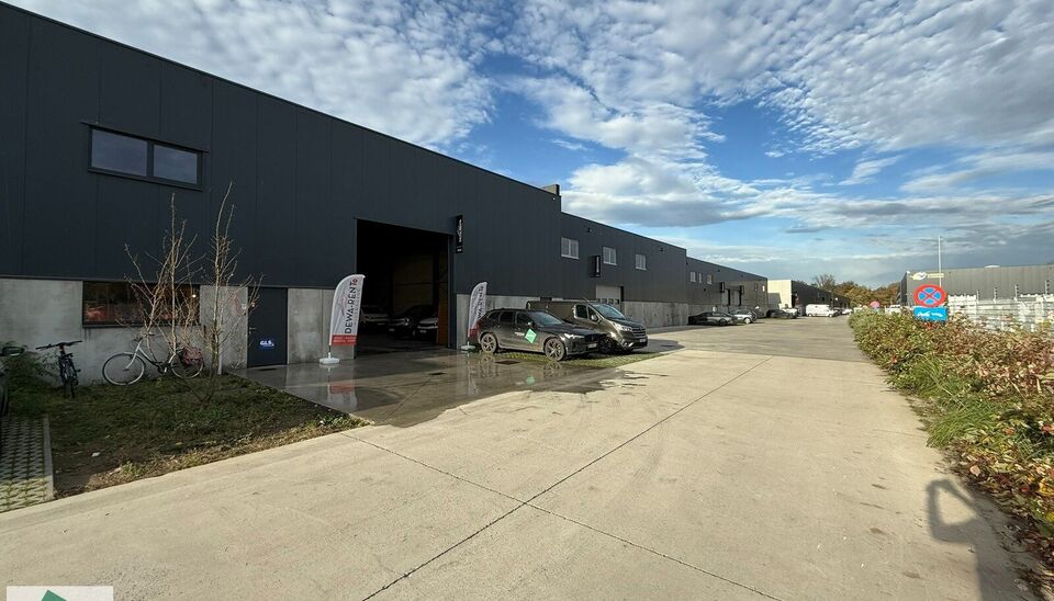 369m&sup2; magazijn met 2 parkeerplaatsen voor het gebouw en 3 parkeerplaatsen aan het begin van de Industrieweg (mogelijkheid voor bijkomende publiciteit) te huur gelegen op een uitstekende locatie naast de R4. Het magazijn kan gebruikt worden als opslagruim