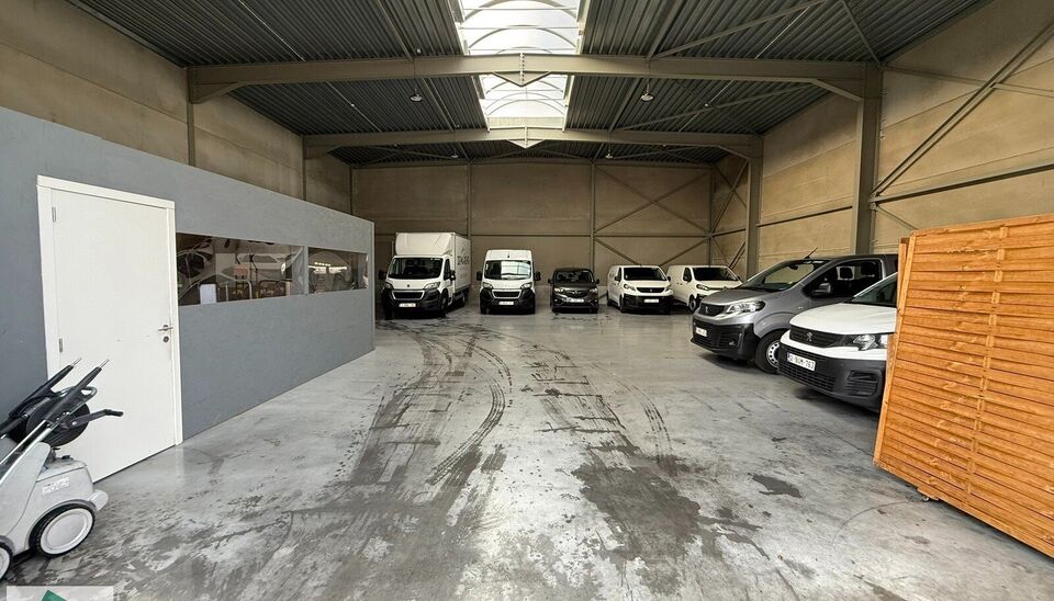 369m&sup2; magazijn met 2 parkeerplaatsen voor het gebouw en 3 parkeerplaatsen aan het begin van de Industrieweg (mogelijkheid voor bijkomende publiciteit) te huur gelegen op een uitstekende locatie naast de R4. Het magazijn kan gebruikt worden als opslagruim