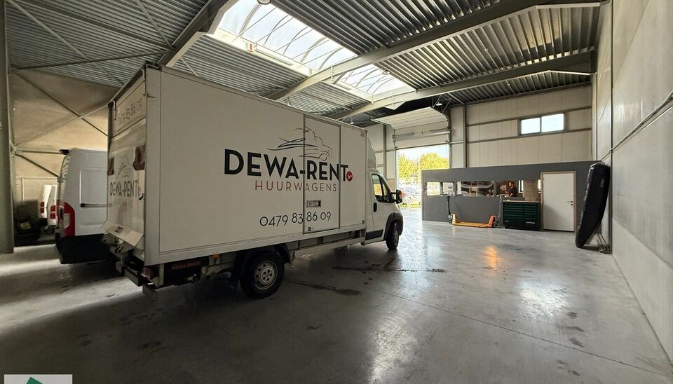 369m&sup2; magazijn met 2 parkeerplaatsen voor het gebouw en 3 parkeerplaatsen aan het begin van de Industrieweg (mogelijkheid voor bijkomende publiciteit) te huur gelegen op een uitstekende locatie naast de R4. Het magazijn kan gebruikt worden als opslagruim