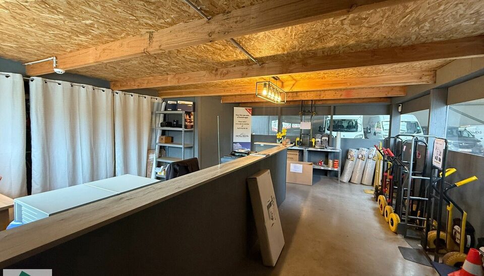 369m&sup2; magazijn met 2 parkeerplaatsen voor het gebouw en 3 parkeerplaatsen aan het begin van de Industrieweg (mogelijkheid voor bijkomende publiciteit) te huur gelegen op een uitstekende locatie naast de R4. Het magazijn kan gebruikt worden als opslagruim