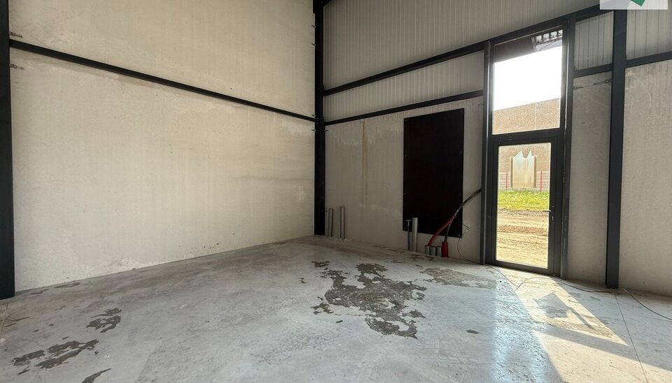180m² magazijn te huur met 2 parkeerplaatsen op strategisch ligging ten zuiden van Brussel/Halle en ten noorden van Saintes/Tubize, met uitstekende bereikbaarheid via de E429 en de Ring van Brussel.

De loods heeft een vrije hoogte van 6 meter en is gebo