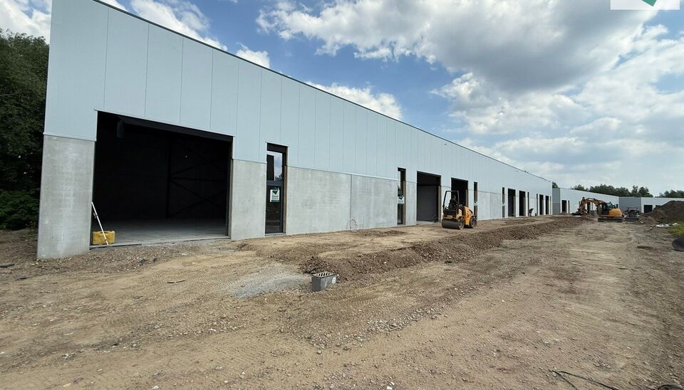 180m² magazijn te huur met 2 parkeerplaatsen op strategisch ligging ten zuiden van Brussel/Halle en ten noorden van Saintes/Tubize, met uitstekende bereikbaarheid via de E429 en de Ring van Brussel.

De loods heeft een vrije hoogte van 6 meter en is gebo