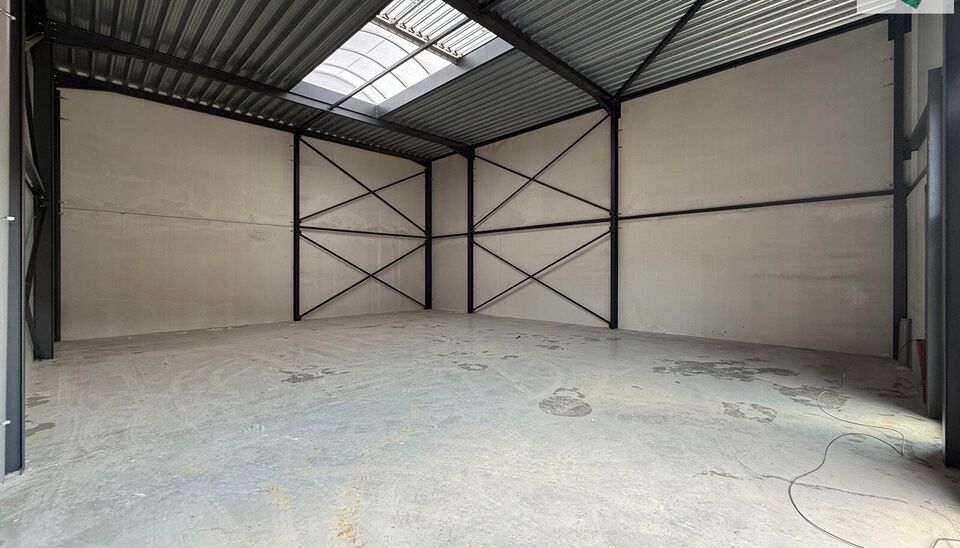 180m² magazijn te huur met 2 parkeerplaatsen op strategisch ligging ten zuiden van Brussel/Halle en ten noorden van Saintes/Tubize, met uitstekende bereikbaarheid via de E429 en de Ring van Brussel.

De loods heeft een vrije hoogte van 6 meter en is gebo