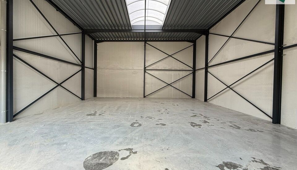 180m² magazijn te huur met 2 parkeerplaatsen op strategisch ligging ten zuiden van Brussel/Halle en ten noorden van Saintes/Tubize, met uitstekende bereikbaarheid via de E429 en de Ring van Brussel.

De loods heeft een vrije hoogte van 6 meter en is gebo