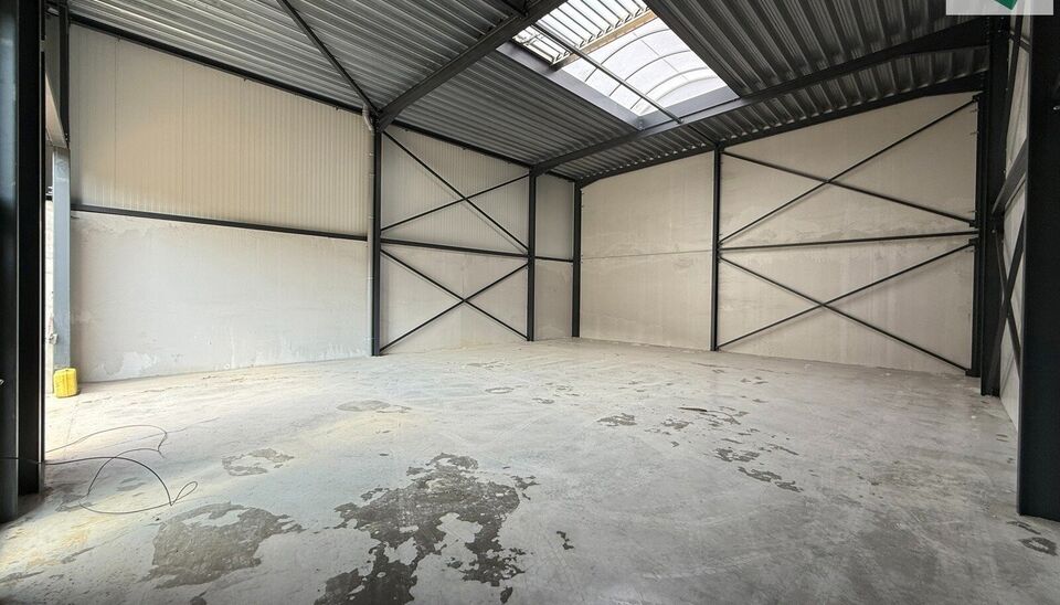 180m² magazijn te huur met 2 parkeerplaatsen op strategisch ligging ten zuiden van Brussel/Halle en ten noorden van Saintes/Tubize, met uitstekende bereikbaarheid via de E429 en de Ring van Brussel.

De loods heeft een vrije hoogte van 6 meter en is gebo