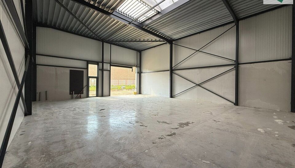 180m² magazijn te huur met 2 parkeerplaatsen op strategisch ligging ten zuiden van Brussel/Halle en ten noorden van Saintes/Tubize, met uitstekende bereikbaarheid via de E429 en de Ring van Brussel.

De loods heeft een vrije hoogte van 6 meter en is gebo