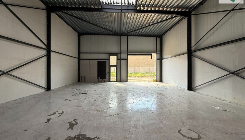 180m² magazijn te huur met 2 parkeerplaatsen op strategisch ligging ten zuiden van Brussel/Halle en ten noorden van Saintes/Tubize, met uitstekende bereikbaarheid via de E429 en de Ring van Brussel.

De loods heeft een vrije hoogte van 6 meter en is gebo