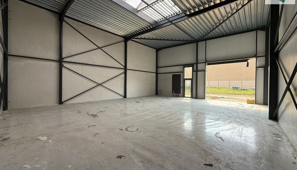 180m² magazijn te huur met 2 parkeerplaatsen op strategisch ligging ten zuiden van Brussel/Halle en ten noorden van Saintes/Tubize, met uitstekende bereikbaarheid via de E429 en de Ring van Brussel.

De loods heeft een vrije hoogte van 6 meter en is gebo
