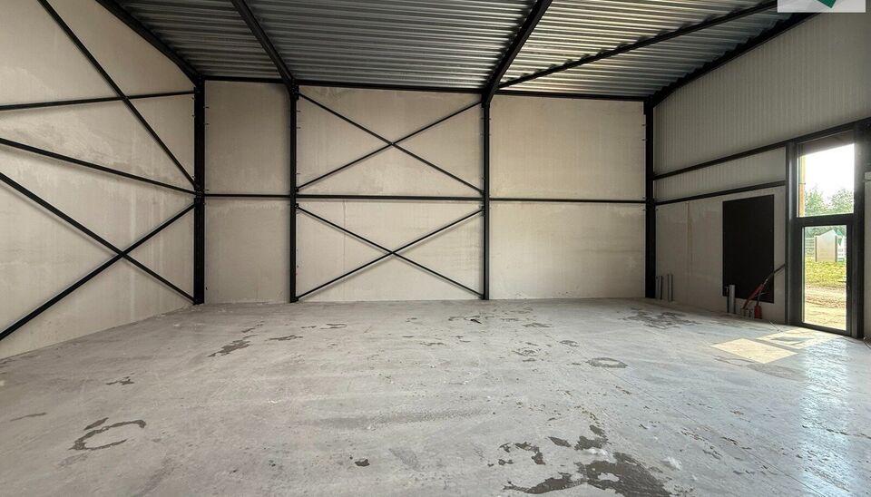 180m² magazijn te huur met 2 parkeerplaatsen op strategisch ligging ten zuiden van Brussel/Halle en ten noorden van Saintes/Tubize, met uitstekende bereikbaarheid via de E429 en de Ring van Brussel.

De loods heeft een vrije hoogte van 6 meter en is gebo