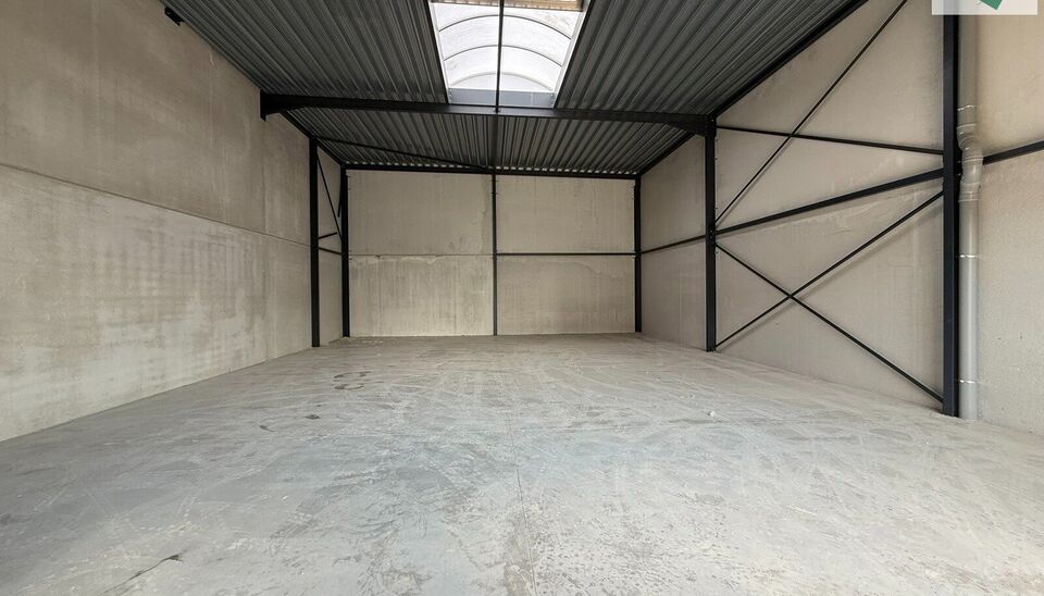 216m² magazijn te huur met 2 parkeerplaatsen op strategisch ligging ten zuiden van Brussel/Halle en ten noorden van Saintes/Tubize, met uitstekende bereikbaarheid via de E429 en de Ring van Brussel.

De loods heeft een vrije hoogte van 6 meter en is gebo