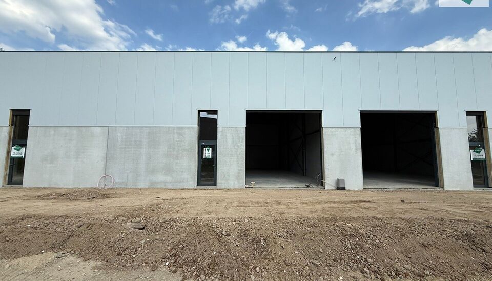 216m² magazijn te huur met 2 parkeerplaatsen op strategisch ligging ten zuiden van Brussel/Halle en ten noorden van Saintes/Tubize, met uitstekende bereikbaarheid via de E429 en de Ring van Brussel.

De loods heeft een vrije hoogte van 6 meter en is gebo