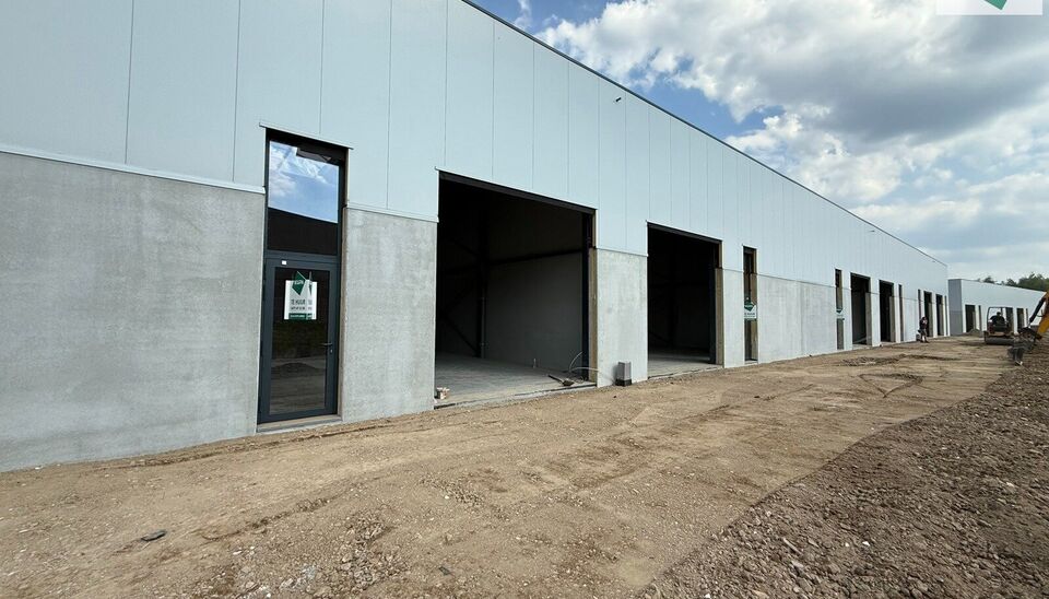 216m² magazijn te huur met 2 parkeerplaatsen op strategisch ligging ten zuiden van Brussel/Halle en ten noorden van Saintes/Tubize, met uitstekende bereikbaarheid via de E429 en de Ring van Brussel.

De loods heeft een vrije hoogte van 6 meter en is gebo