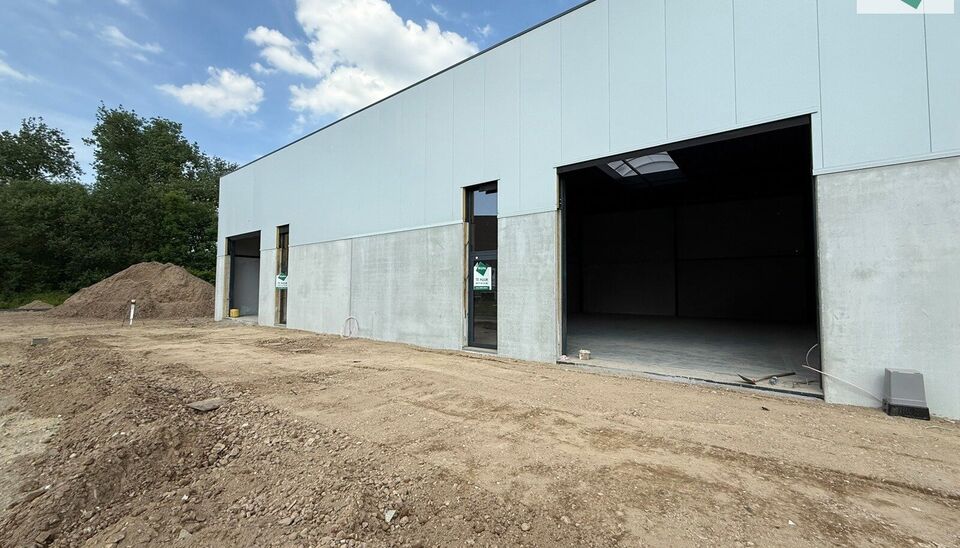 216m² magazijn te huur met 2 parkeerplaatsen op strategisch ligging ten zuiden van Brussel/Halle en ten noorden van Saintes/Tubize, met uitstekende bereikbaarheid via de E429 en de Ring van Brussel.

De loods heeft een vrije hoogte van 6 meter en is gebo