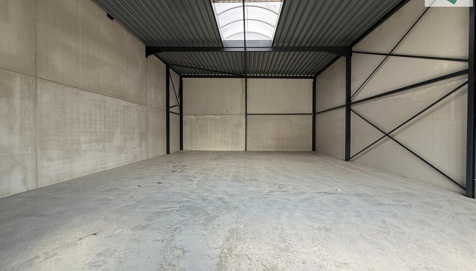 216m² magazijn te huur met 2 parkeerplaatsen op strategisch ligging ten zuiden van Brussel/Halle en ten noorden van Saintes/Tubize, met uitstekende bereikbaarheid via de E429 en de Ring van Brussel.

De loods heeft een vrije hoogte van 6 meter en is gebo