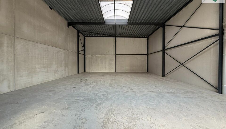 216m² magazijn te huur met 2 parkeerplaatsen op strategisch ligging ten zuiden van Brussel/Halle en ten noorden van Saintes/Tubize, met uitstekende bereikbaarheid via de E429 en de Ring van Brussel.

De loods heeft een vrije hoogte van 6 meter en is gebo