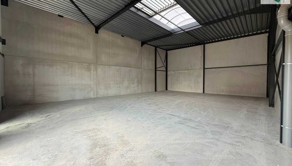 216m² magazijn te huur met 2 parkeerplaatsen op strategisch ligging ten zuiden van Brussel/Halle en ten noorden van Saintes/Tubize, met uitstekende bereikbaarheid via de E429 en de Ring van Brussel.

De loods heeft een vrije hoogte van 6 meter en is gebo