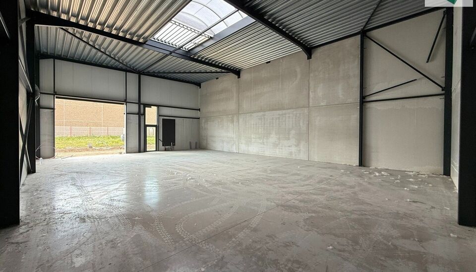 216m² magazijn te huur met 2 parkeerplaatsen op strategisch ligging ten zuiden van Brussel/Halle en ten noorden van Saintes/Tubize, met uitstekende bereikbaarheid via de E429 en de Ring van Brussel.

De loods heeft een vrije hoogte van 6 meter en is gebo