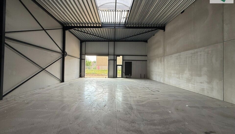216m² magazijn te huur met 2 parkeerplaatsen op strategisch ligging ten zuiden van Brussel/Halle en ten noorden van Saintes/Tubize, met uitstekende bereikbaarheid via de E429 en de Ring van Brussel.

De loods heeft een vrije hoogte van 6 meter en is gebo