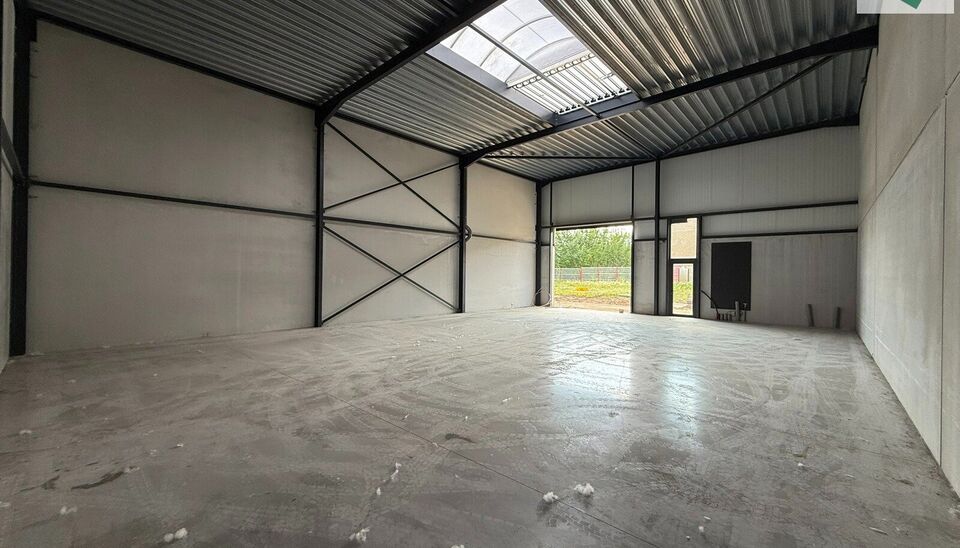 216m² magazijn te huur met 2 parkeerplaatsen op strategisch ligging ten zuiden van Brussel/Halle en ten noorden van Saintes/Tubize, met uitstekende bereikbaarheid via de E429 en de Ring van Brussel.

De loods heeft een vrije hoogte van 6 meter en is gebo