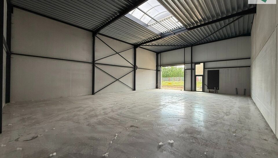 216m² magazijn te huur met 2 parkeerplaatsen op strategisch ligging ten zuiden van Brussel/Halle en ten noorden van Saintes/Tubize, met uitstekende bereikbaarheid via de E429 en de Ring van Brussel.

De loods heeft een vrije hoogte van 6 meter en is gebo