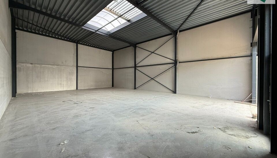 216m² magazijn te huur met 2 parkeerplaatsen op strategisch ligging ten zuiden van Brussel/Halle en ten noorden van Saintes/Tubize, met uitstekende bereikbaarheid via de E429 en de Ring van Brussel.

De loods heeft een vrije hoogte van 6 meter en is gebo
