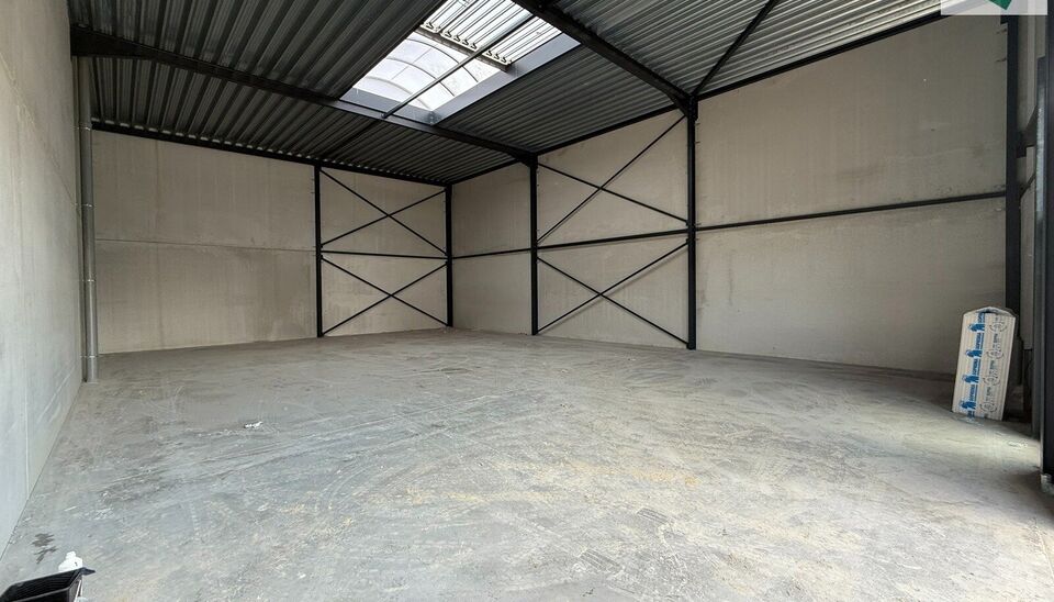 216m² magazijn te huur met 2 parkeerplaatsen op strategisch ligging ten zuiden van Brussel/Halle en ten noorden van Saintes/Tubize, met uitstekende bereikbaarheid via de E429 en de Ring van Brussel.

De loods heeft een vrije hoogte van 6 meter en is gebo