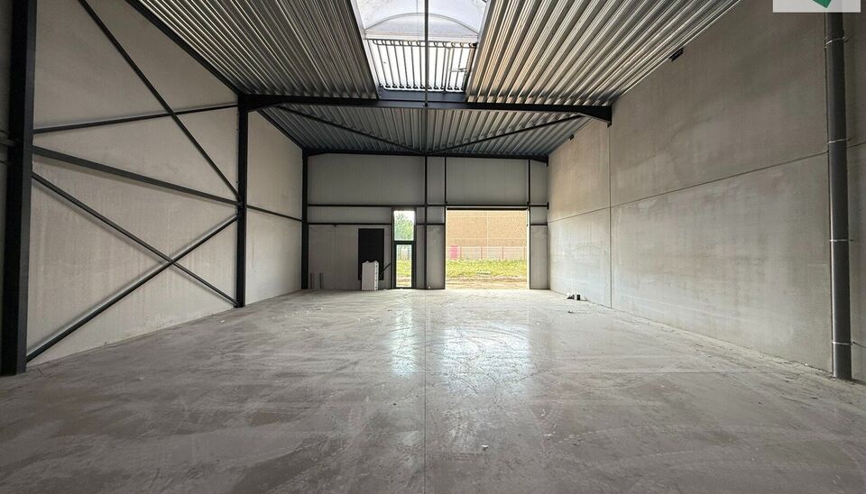 216m² magazijn te huur met 2 parkeerplaatsen op strategisch ligging ten zuiden van Brussel/Halle en ten noorden van Saintes/Tubize, met uitstekende bereikbaarheid via de E429 en de Ring van Brussel.

De loods heeft een vrije hoogte van 6 meter en is gebo