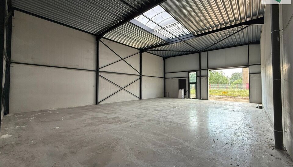 216m² magazijn te huur met 2 parkeerplaatsen op strategisch ligging ten zuiden van Brussel/Halle en ten noorden van Saintes/Tubize, met uitstekende bereikbaarheid via de E429 en de Ring van Brussel.

De loods heeft een vrije hoogte van 6 meter en is gebo