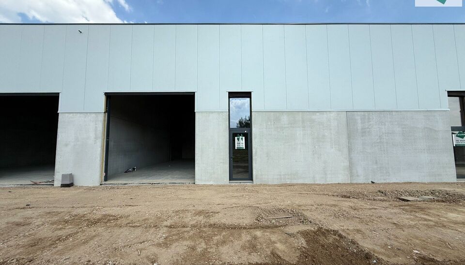 216m² magazijn te huur met 2 parkeerplaatsen op strategisch ligging ten zuiden van Brussel/Halle en ten noorden van Saintes/Tubize, met uitstekende bereikbaarheid via de E429 en de Ring van Brussel.

De loods heeft een vrije hoogte van 6 meter en is gebo