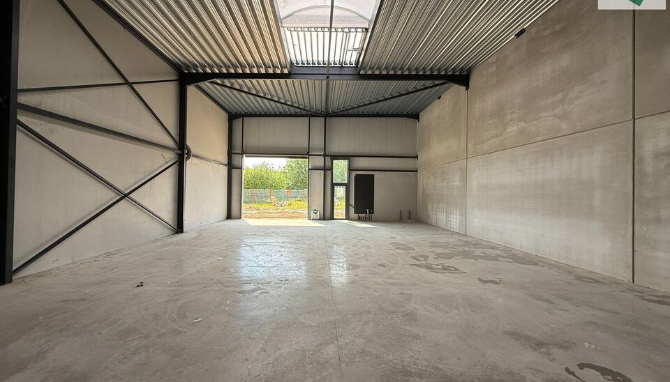 216m² magazijn te huur met 2 parkeerplaatsen op strategisch ligging ten zuiden van Brussel/Halle en ten noorden van Saintes/Tubize, met uitstekende bereikbaarheid via de E429 en de Ring van Brussel.

De loods heeft een vrije hoogte van 6 meter en is gebo
