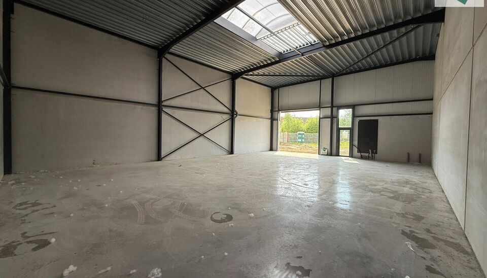 216m² magazijn te huur met 2 parkeerplaatsen op strategisch ligging ten zuiden van Brussel/Halle en ten noorden van Saintes/Tubize, met uitstekende bereikbaarheid via de E429 en de Ring van Brussel.

De loods heeft een vrije hoogte van 6 meter en is gebo