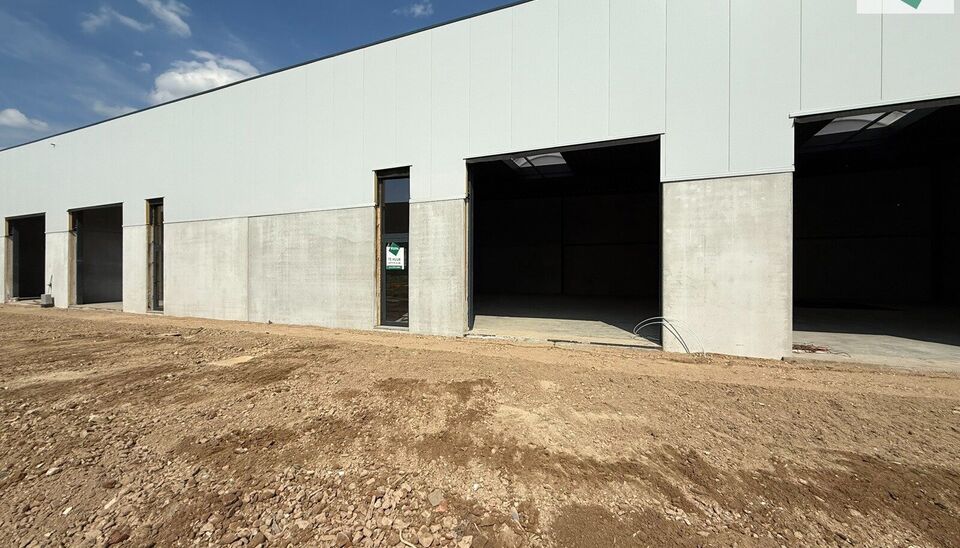 216m² magazijn te huur met 2 parkeerplaatsen op strategisch ligging ten zuiden van Brussel/Halle en ten noorden van Saintes/Tubize, met uitstekende bereikbaarheid via de E429 en de Ring van Brussel.

De loods heeft een vrije hoogte van 6 meter en is gebo