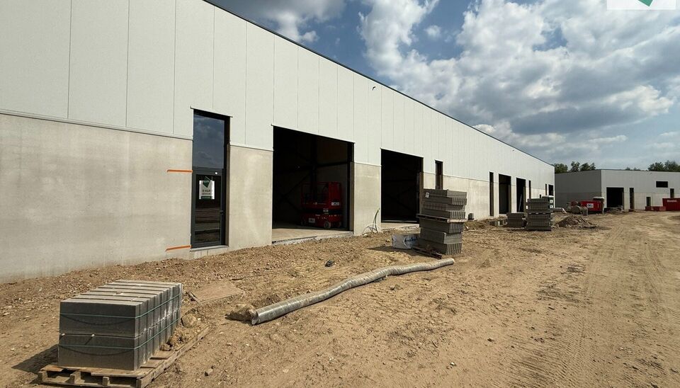 168m² magazijn te huur met 2 parkeerplaatsen op strategisch ligging ten zuiden van Brussel/Halle en ten noorden van Saintes/Tubize, met uitstekende bereikbaarheid via de E429 en de Ring van Brussel.

De loods heeft een vrije hoogte van 6 meter en is gebo