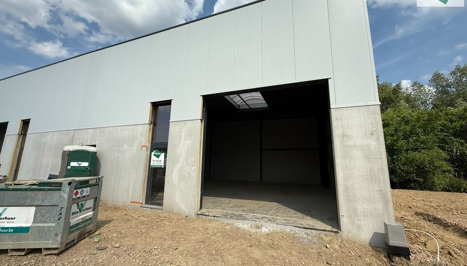 168m² magazijn te huur met 2 parkeerplaatsen op strategisch ligging ten zuiden van Brussel/Halle en ten noorden van Saintes/Tubize, met uitstekende bereikbaarheid via de E429 en de Ring van Brussel.

De loods heeft een vrije hoogte van 6 meter en is gebo