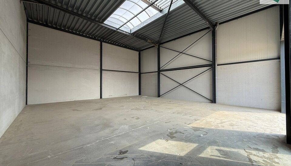 168m² magazijn te huur met 2 parkeerplaatsen op strategisch ligging ten zuiden van Brussel/Halle en ten noorden van Saintes/Tubize, met uitstekende bereikbaarheid via de E429 en de Ring van Brussel.

De loods heeft een vrije hoogte van 6 meter en is gebo
