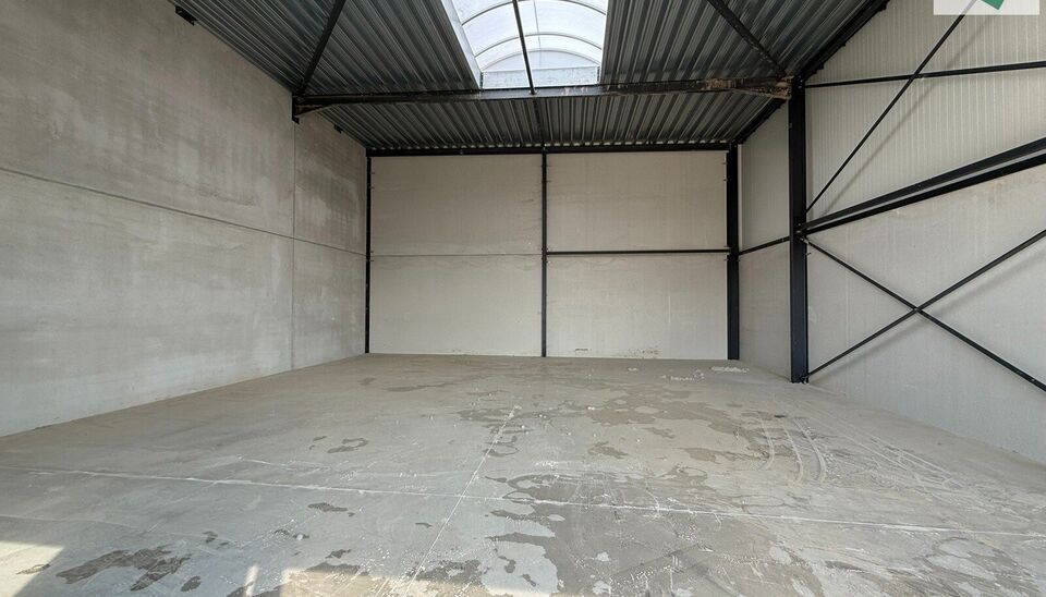 168m² magazijn te huur met 2 parkeerplaatsen op strategisch ligging ten zuiden van Brussel/Halle en ten noorden van Saintes/Tubize, met uitstekende bereikbaarheid via de E429 en de Ring van Brussel.

De loods heeft een vrije hoogte van 6 meter en is gebo