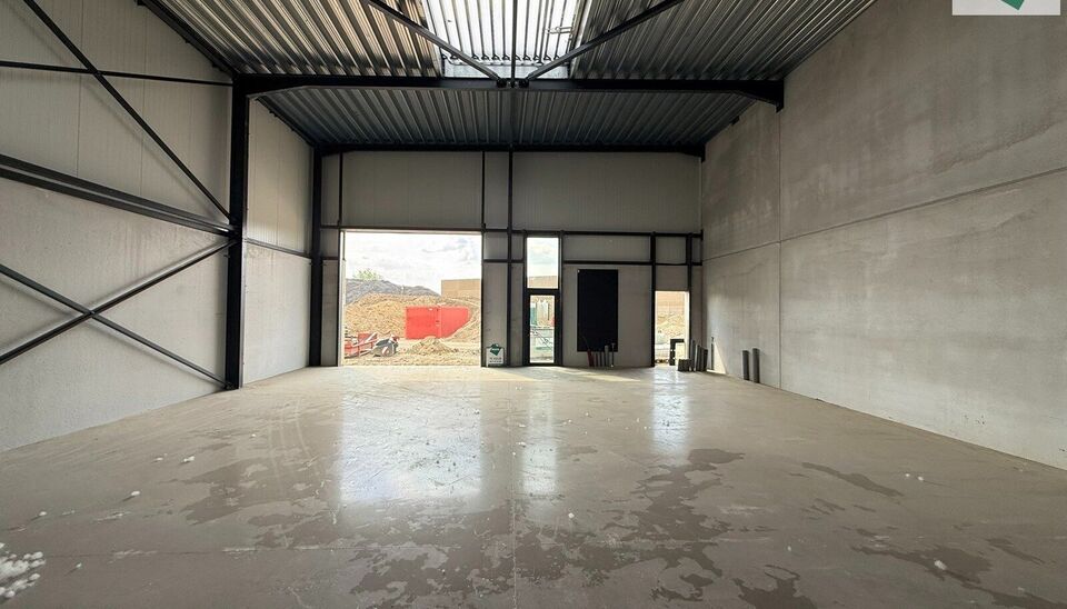 168m² magazijn te huur met 2 parkeerplaatsen op strategisch ligging ten zuiden van Brussel/Halle en ten noorden van Saintes/Tubize, met uitstekende bereikbaarheid via de E429 en de Ring van Brussel.

De loods heeft een vrije hoogte van 6 meter en is gebo
