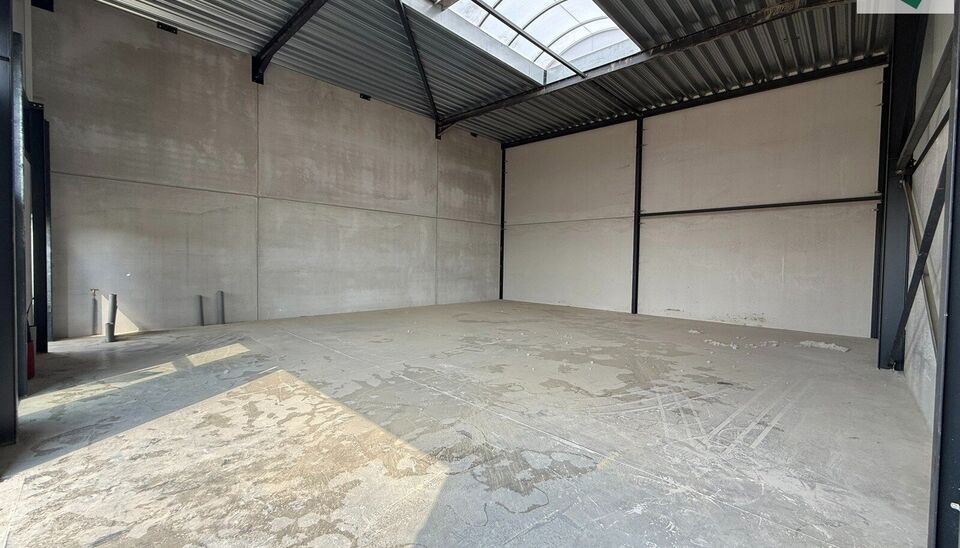 168m² magazijn te huur met 2 parkeerplaatsen op strategisch ligging ten zuiden van Brussel/Halle en ten noorden van Saintes/Tubize, met uitstekende bereikbaarheid via de E429 en de Ring van Brussel.

De loods heeft een vrije hoogte van 6 meter en is gebo