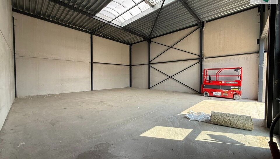 168m² magazijn te huur met 2 parkeerplaatsen op strategisch ligging ten zuiden van Brussel/Halle en ten noorden van Saintes/Tubize, met uitstekende bereikbaarheid via de E429 en de Ring van Brussel.

De loods heeft een vrije hoogte van 6 meter en is gebo