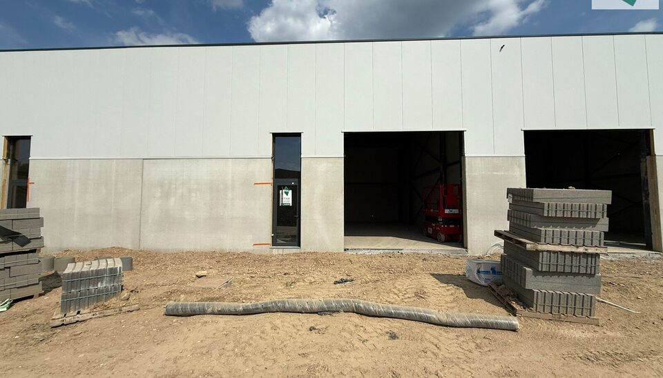168m² magazijn te huur met 2 parkeerplaatsen op strategisch ligging ten zuiden van Brussel/Halle en ten noorden van Saintes/Tubize, met uitstekende bereikbaarheid via de E429 en de Ring van Brussel.

De loods heeft een vrije hoogte van 6 meter en is gebo