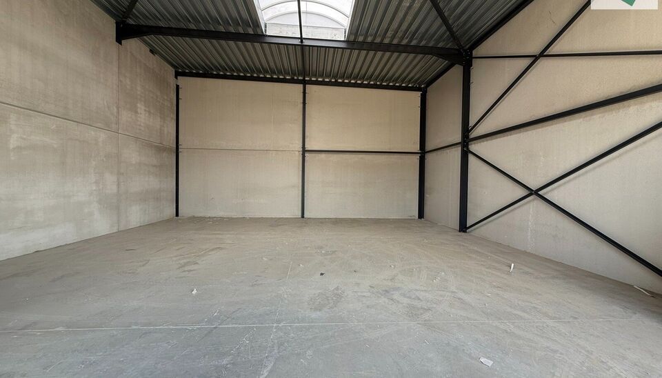 168m² magazijn te huur met 2 parkeerplaatsen op strategisch ligging ten zuiden van Brussel/Halle en ten noorden van Saintes/Tubize, met uitstekende bereikbaarheid via de E429 en de Ring van Brussel.

De loods heeft een vrije hoogte van 6 meter en is gebo