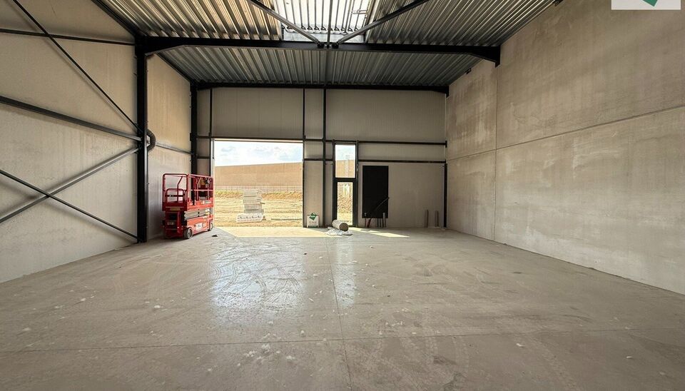 168m² magazijn te huur met 2 parkeerplaatsen op strategisch ligging ten zuiden van Brussel/Halle en ten noorden van Saintes/Tubize, met uitstekende bereikbaarheid via de E429 en de Ring van Brussel.

De loods heeft een vrije hoogte van 6 meter en is gebo