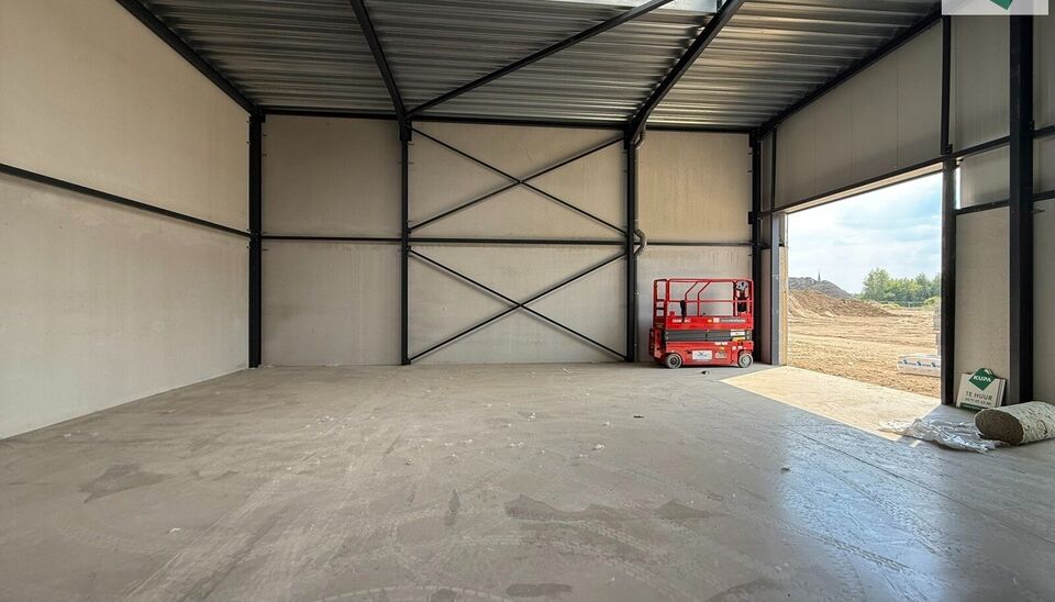 168m² magazijn te huur met 2 parkeerplaatsen op strategisch ligging ten zuiden van Brussel/Halle en ten noorden van Saintes/Tubize, met uitstekende bereikbaarheid via de E429 en de Ring van Brussel.

De loods heeft een vrije hoogte van 6 meter en is gebo