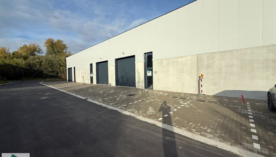 216m² magazijn te huur met 2 parkeerplaatsen op strategisch ligging ten zuiden van Brussel/Halle en ten noorden van Saintes/Tubize, met uitstekende bereikbaarheid via de E429 en de Ring van Brussel.

De loods heeft een vrije hoogte van 6 meter en is gebo